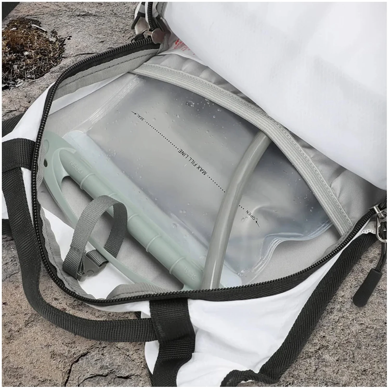 Bolsa de agua hidratación con maguera de succión para mochila ciclismo 1.5L AW01 - Image 3